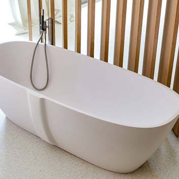 A modern bathtub with a shield made of wooden slats