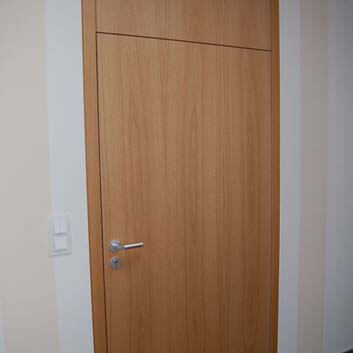 Flat wooden doors with floor-to-ceiling side walls and top plate