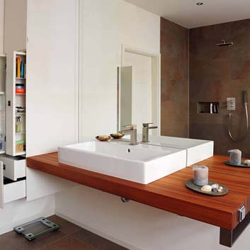 Badezimmer-Waschtischunterschrank mit Holzarbeitsplatte und rechteckigem Keramikwaschbecken sowie einer intelligenten Aufbewahrungslösung für Kosmetika und Zahnbürsten