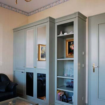 Kleiderschrank im klassischen Stil mit geriffelten Türen, Spiegeln an den Türen und einem offenen Regal, in Alttürkis